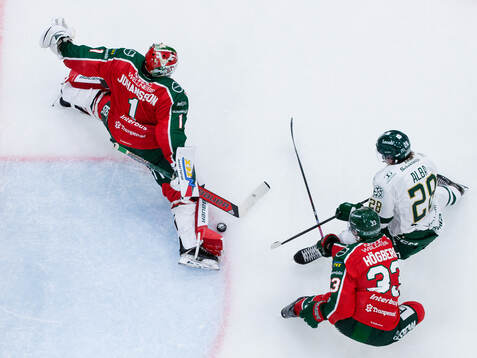 Frölundas målvakt Lars Johansson med en räddning och