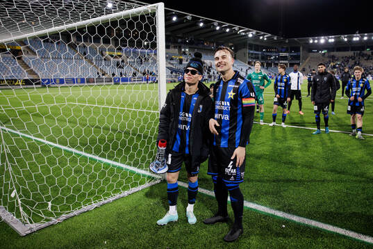 Sirius Leo Walta och Henrik Rönnlöf Castegren jublar