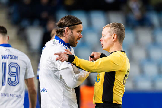 IFK Norrköpings Christoffer Nyman och Domare Fredrik Klitte