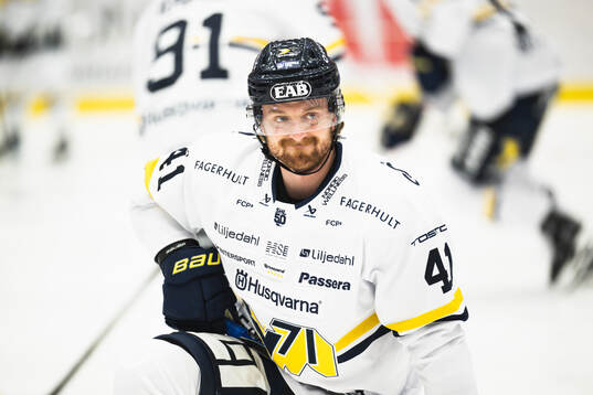 HV71s Riley Woods