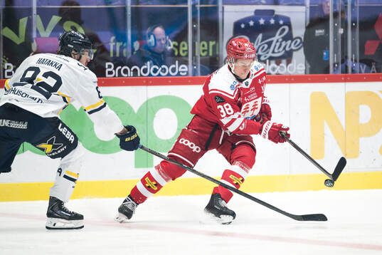 HV71s Santeri Hatakka och Timrås Albin Sundin