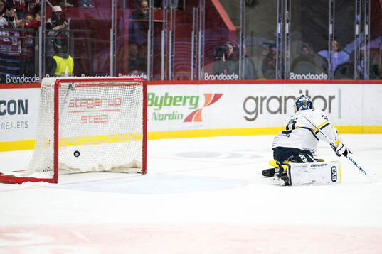 HV71s målvakt Lassi Lehtinen släpper in 1-0