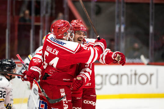 Timrås Jonathan Dahlén och Anton Lander jublar