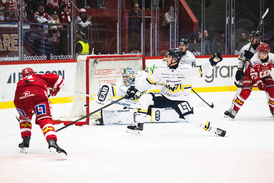 HV71s Lucas Lagerberg och Timrås Jonathan Dahlén