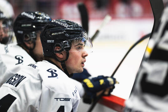 HV71s Hugo Fransson deppar
