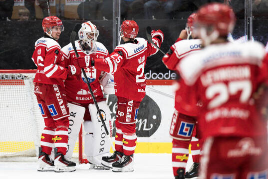 Timrås målvakt Jacob Johansson och Linus Nässén jublar