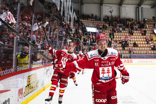 Timrås Jonathan Dahlén jublar