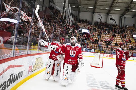Timrås målvakt Jacob Johansson och Tim Juel jublar
