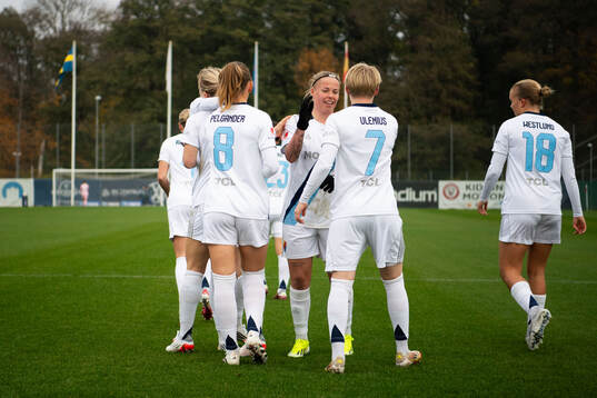 Djurgårdens Mimmi Wahlström jublar med lagkamrater