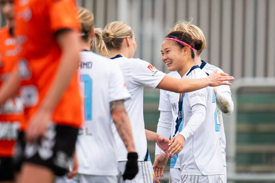Djurgårdens Urara Watanabe jublar med lagkamrater