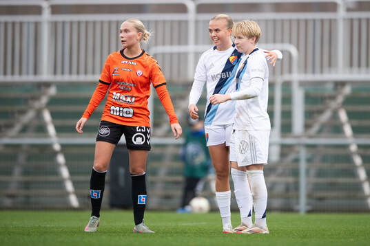 Djurgårdens Olivia Ulenius jublar med Elin Westlund