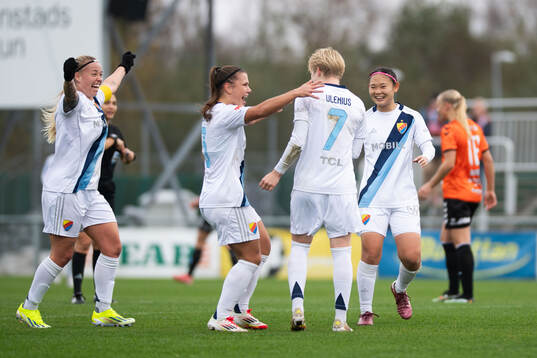 Djurgårdens Olivia Ulenius jublar med Alexsandra Lobanova
