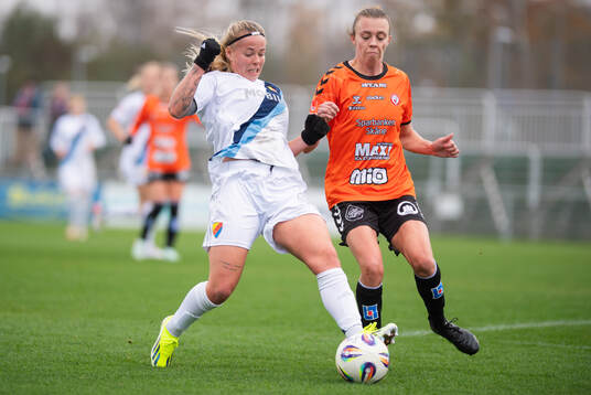 Djurgårdens Therese Åsland och Kristianstads Lucy Roberts
