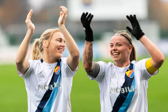 Djurgårdens Mimmi Wahlström och Therese Åsland jublar