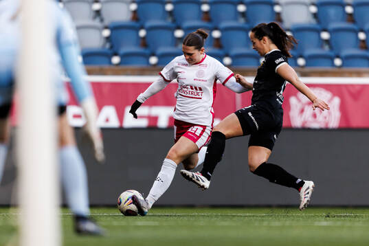 IK Uppsalas Clara Leffler och Umeås Cassandra Larsson