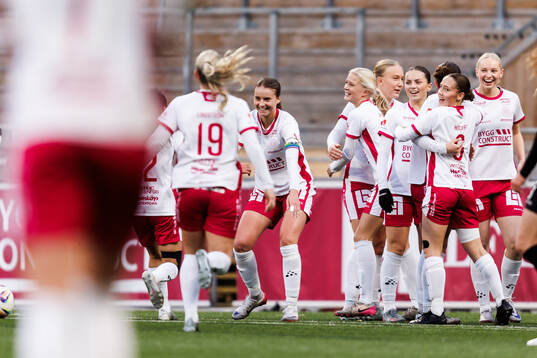 IK Uppsalas spelare jublar
