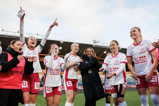 IK Uppsalas Julia Ragnarsson jublar med lagkamrater