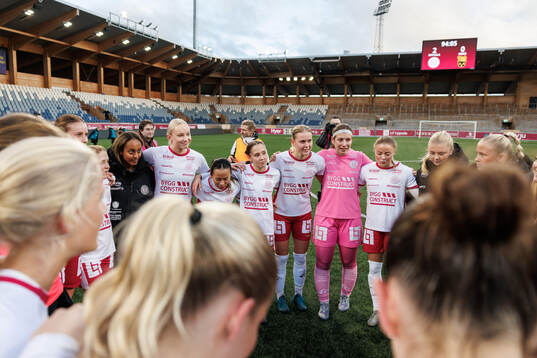 IK Uppsalas spelare jublar