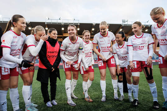 IK Uppsalas Julia Ragnarsson jublar med lagkamrater