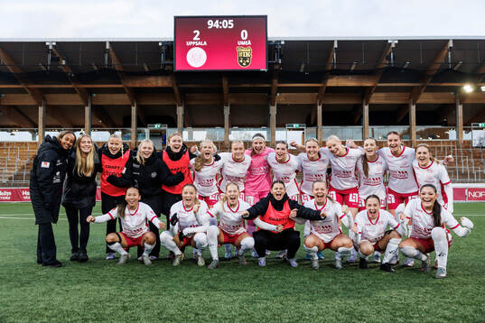 IK Uppsalas spelare jublar