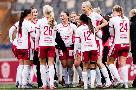 IK Uppsalas spelare jublar
