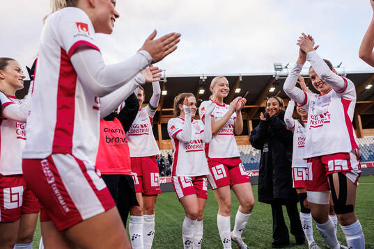 IK Uppsalas spelare jublar