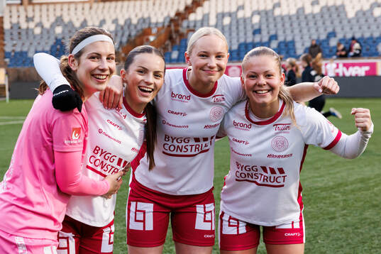IK Uppsalas spelare jublar