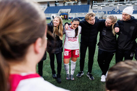 IK Uppsalas Amelia Olofsson, sportchef Julius Brekkan och