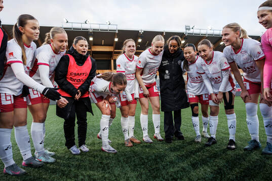 IK Uppsalas Julia Ragnarsson jublar med lagkamrater