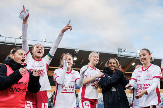 IK Uppsalas Julia Ragnarsson jublar med lagkamrater