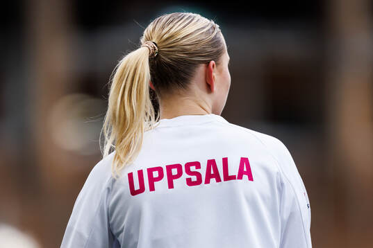 En spelare med Uppsala tryckt på träningströja