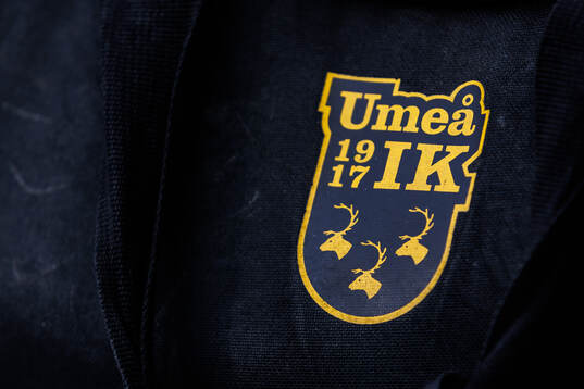 Umeås klubbmärke på en väska