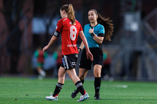 IFK Norrköpings Carrie Jones i samtal med domare Selma