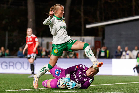 Hammarbys Fanny Peterson och IFK Norrköpings målvakt