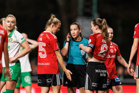 IFK Norrköpings Jessica Wik och Carrie Jones i samtal med