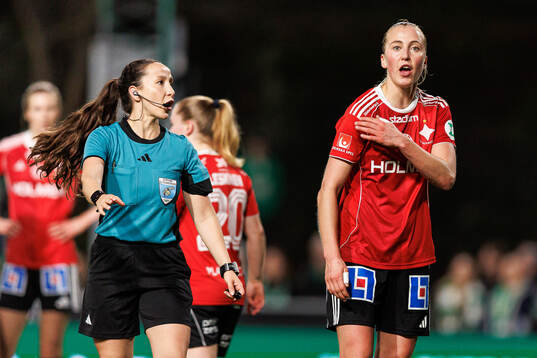 Domare Selma Griberg i samtal med IFK Norrköpings Julia