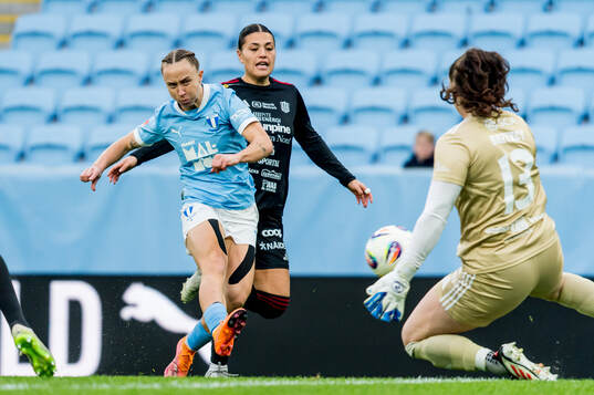 Malmö FFs Miljana Ivanovic gör 1-0 bakom Piteås målvakt