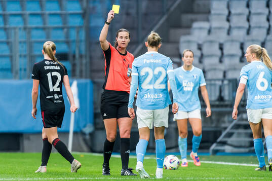 Malmö FFs Beatrice Persson tilldelas ett gult kort av