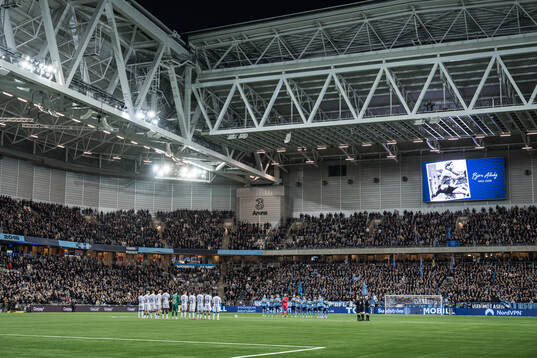 IFK Göteborgs och Djurgårdens spelare hedrar