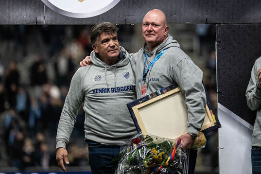 Djurgårdens vd Henrik Berggren tackas av sportchef Bosse