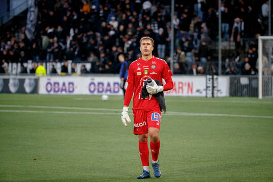Örebros målvakt Jakub Ojrzynski deppar fotbollsmatchen i
