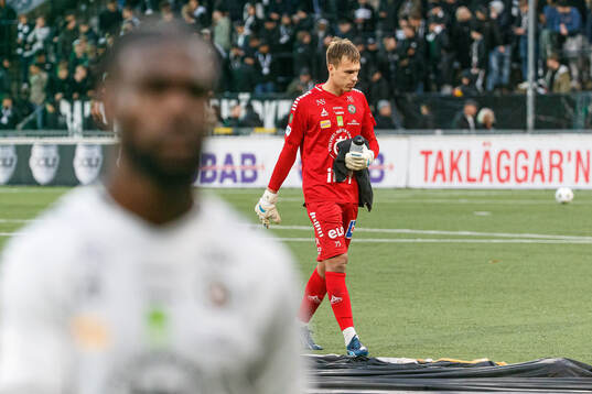 Örebros målvakt Jakub Ojrzynski deppar