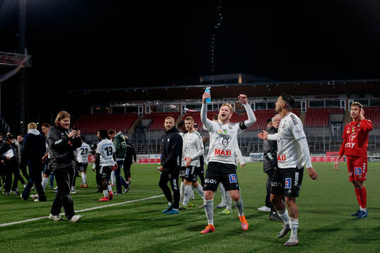 Örebros Karl Holmberg jublar