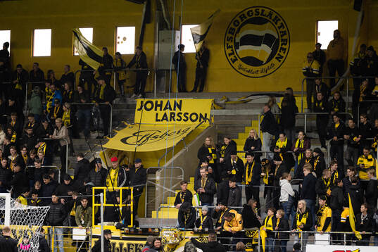Elfsborgs supportar men banderoll ”Johan Larsson”