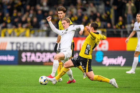 Elfsborgs Besfort Zeneli och Simon Olsson mot AIKs Yannick