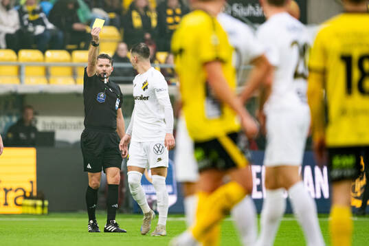 Domare Joakim Sars visar gult kort