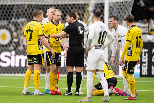 Elfsborgs Johan Larsson diskuterar med domare Joakim Sars
