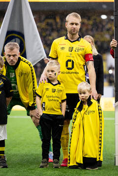 Elfsborgs Johan Larsson med barnen