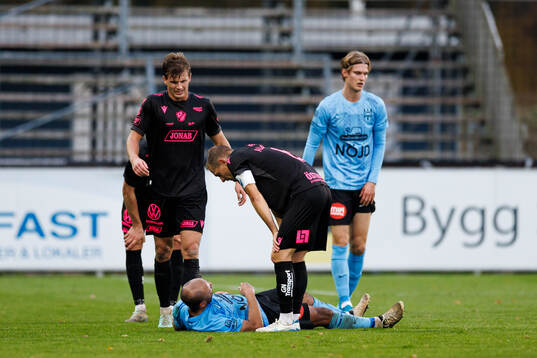 Brommapojkarnas Serge-Junior Martinsson Ngouali har ont