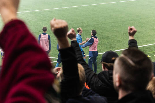 Djurgårdens Oskar Fallenius lämnar planen